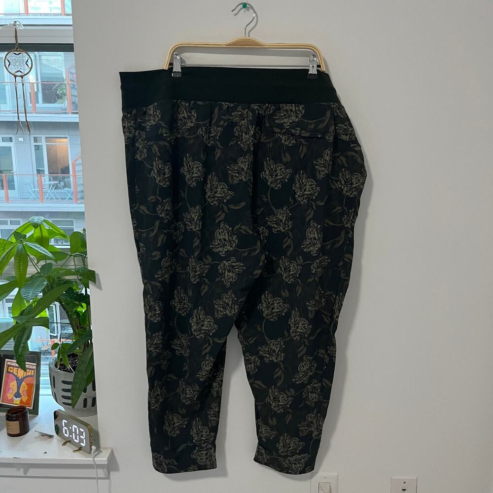 Athleta Trekkie North Green Floral Printed Joggers Size 24 - Picture 5 of 6